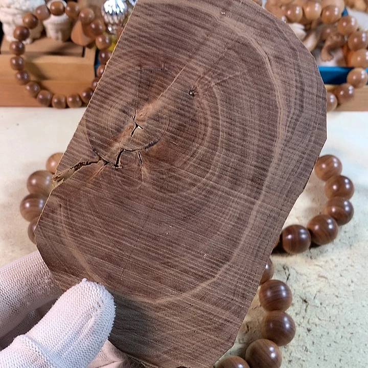 东***青其他檀香木原材料定制手把件