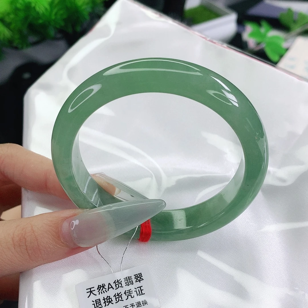 翡翠手镯未镶嵌54圈