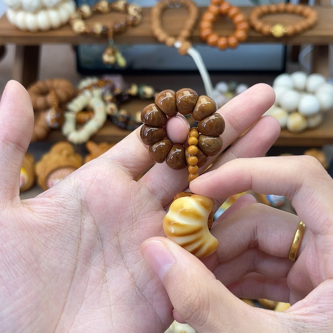 库克手串粉**迹手捻牛角包