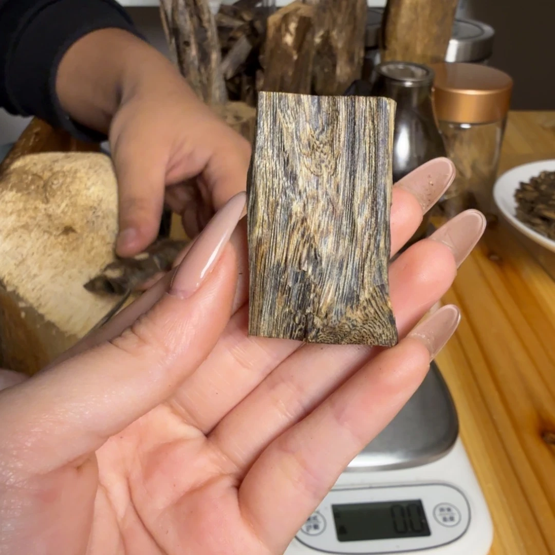 沉香绿奇虫漏香8.9克