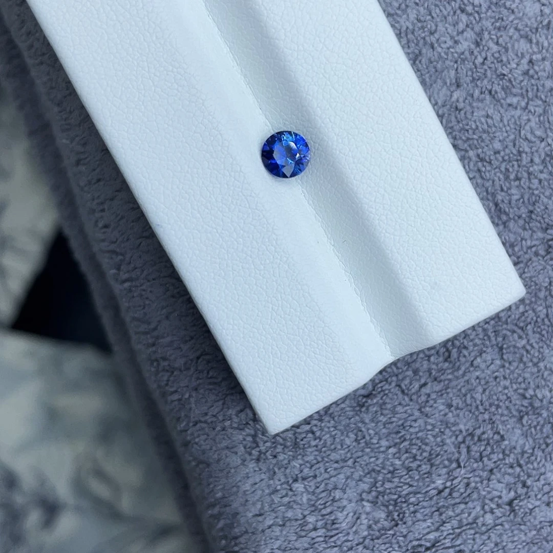 蓝宝石裸石0.584Ct。
