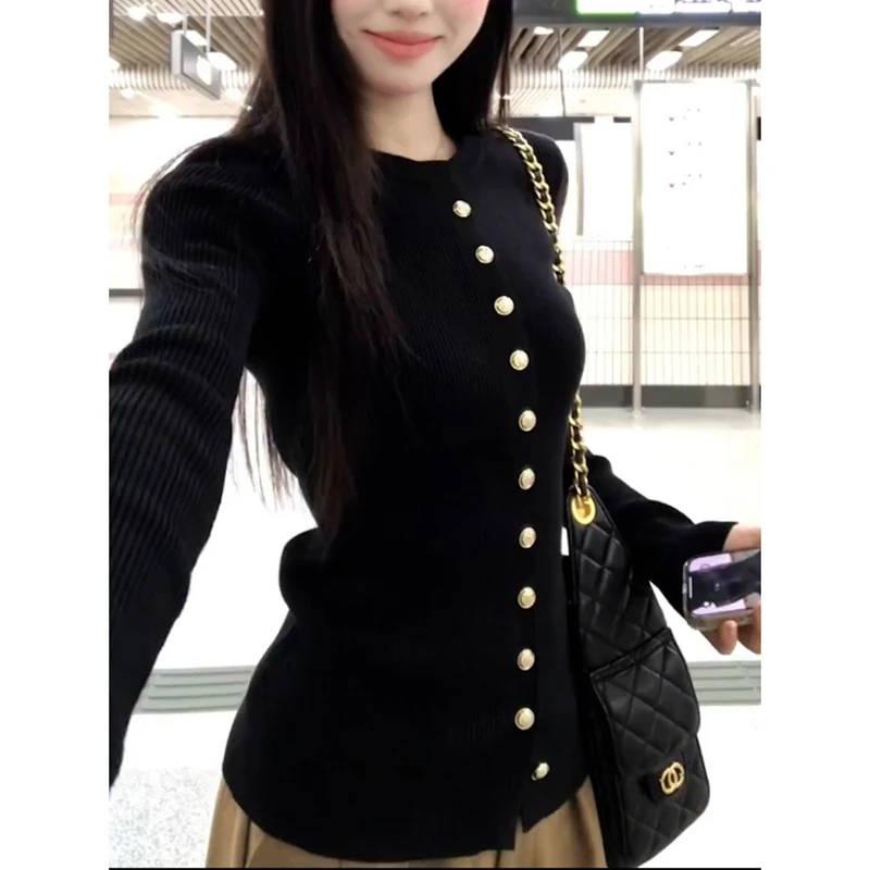 高级感黑色金属扣针织开衫女韩系氛围感早秋穿搭修身显瘦长袖上衣