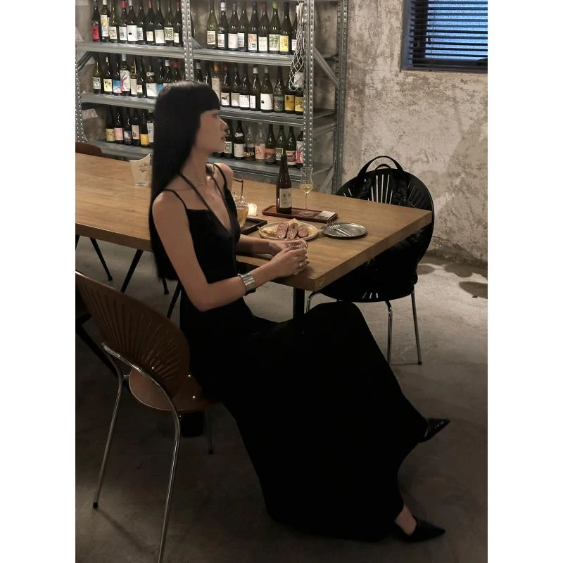 【VENUIE】设计感法式高级感收腰黑色V领挂脖拉链连衣裙长裙01063