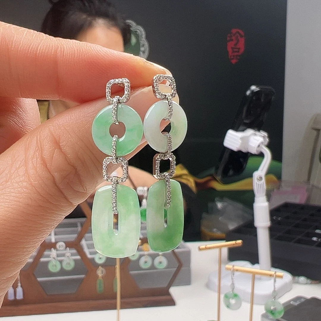 18K金镶嵌翡翠耳饰