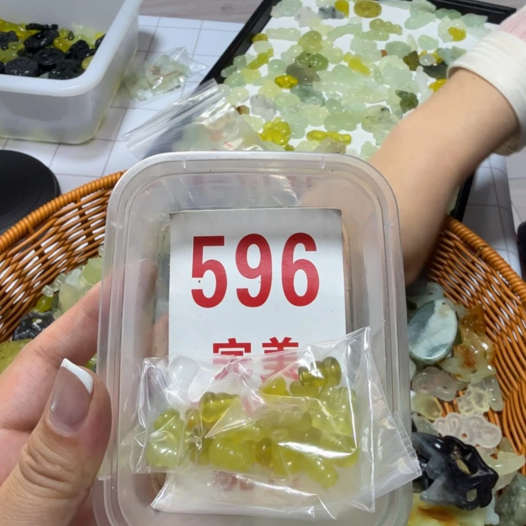 透闪石-蛇纹石玉吊坠未镶嵌