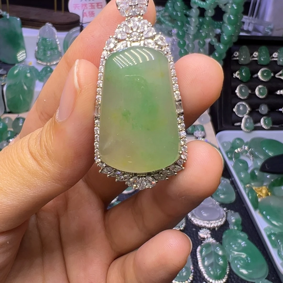 石英质玉（非洲翠）未镶嵌颈饰