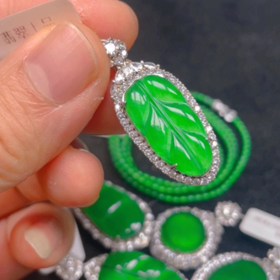 【闪购商品】颈饰银S925镶嵌翡翠吊坠