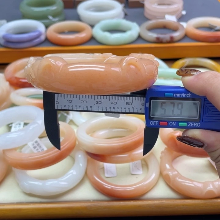 未镶嵌石英岩玉珠宝奇石