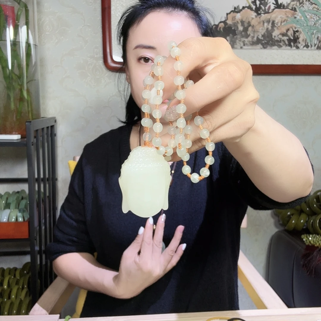 如***意蛇纹石玉未镶嵌颈饰