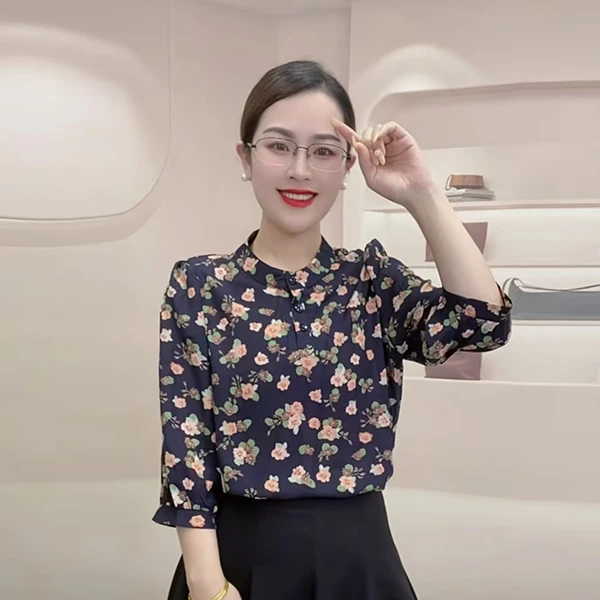 时尚夏季上衣女装显瘦百搭宽松七分袖洋气别致漂亮的圆领碎花小衫