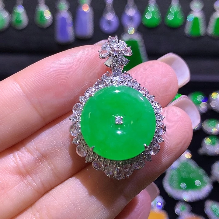 翡翠18K金镶嵌颈饰高冰满绿