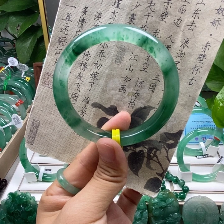 夏***风石英质玉手镯未镶嵌