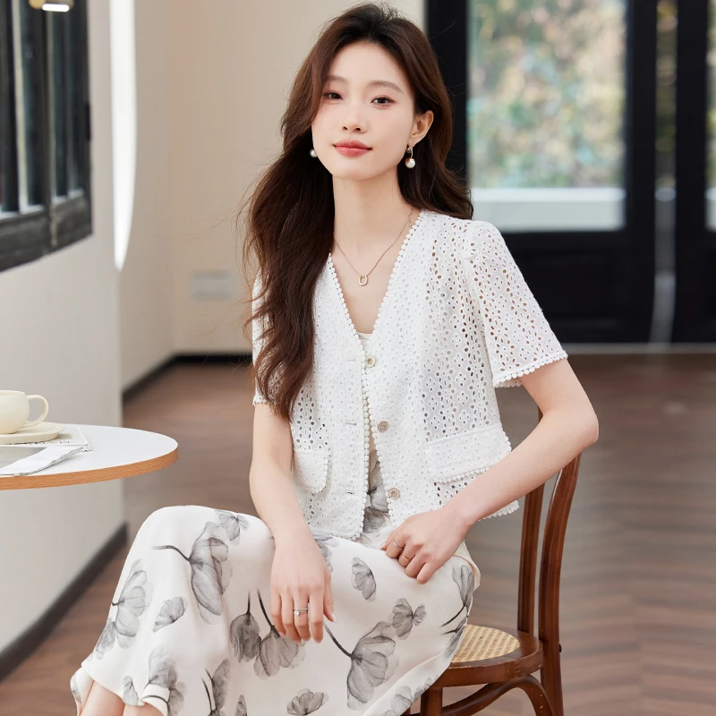 短袖西装外套女小个子2025新款气质V领短款蕾丝上衣夏季白色西服
