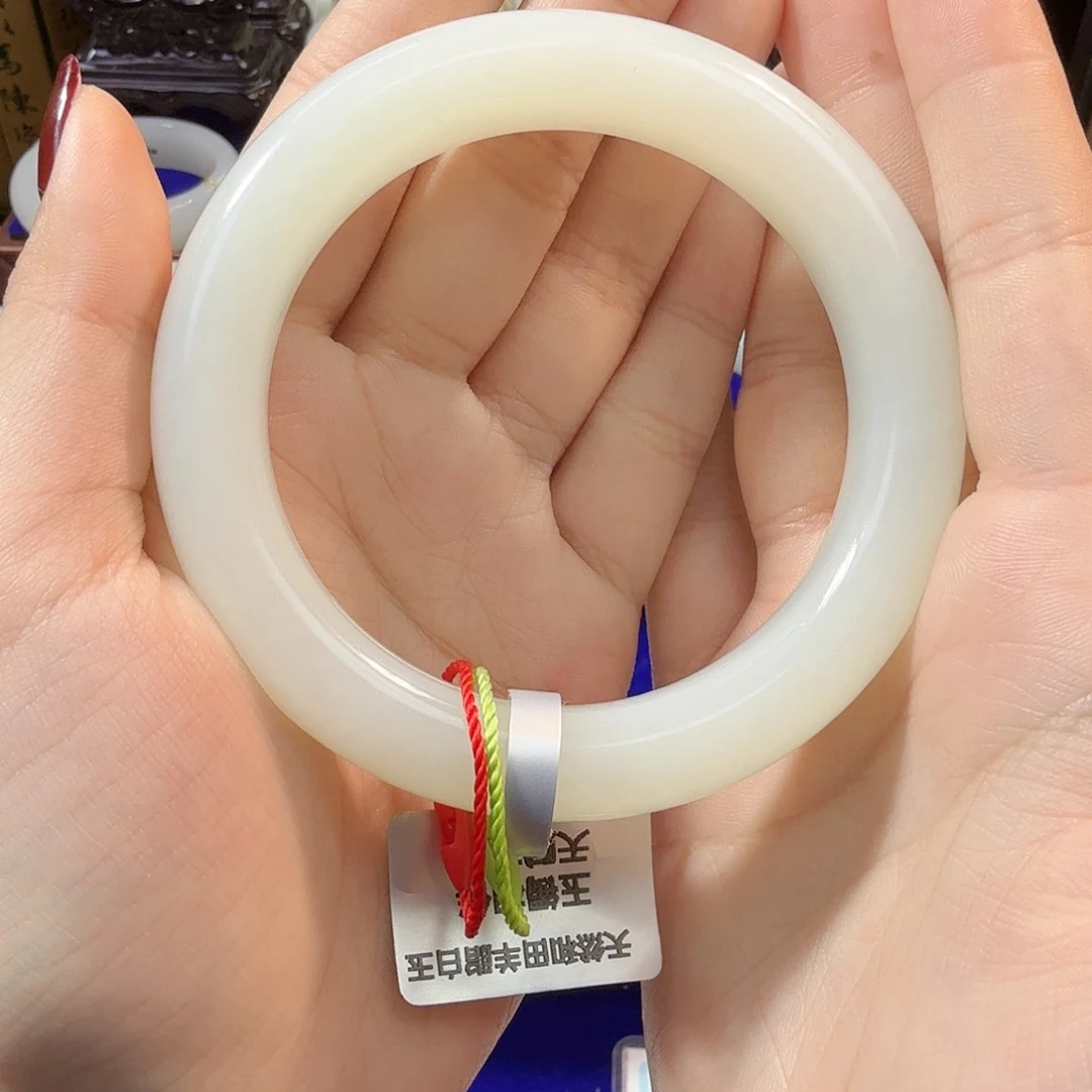 想***奶和田玉未镶嵌手镯