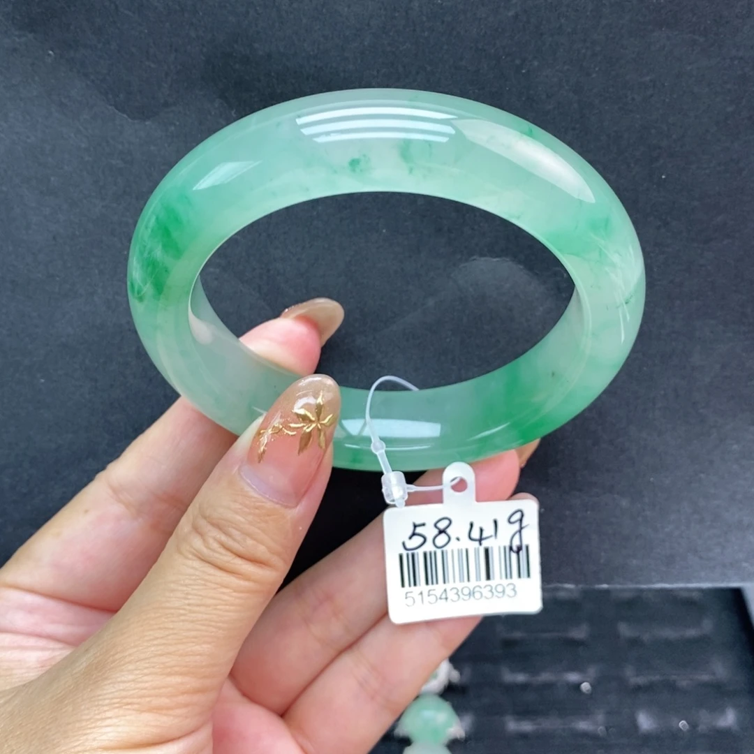 俊****石英质玉未镶嵌手镯