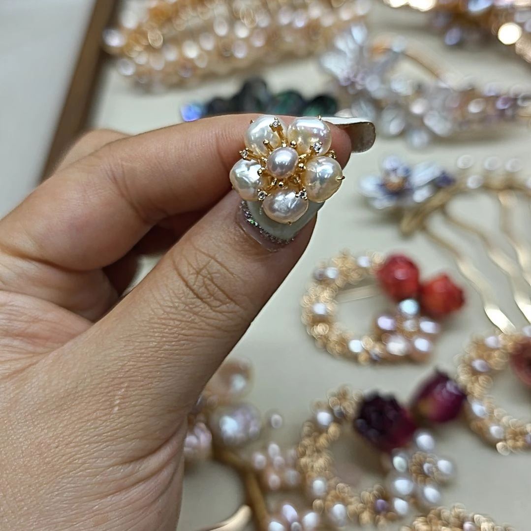 真****铜合金香槟色花花胸针