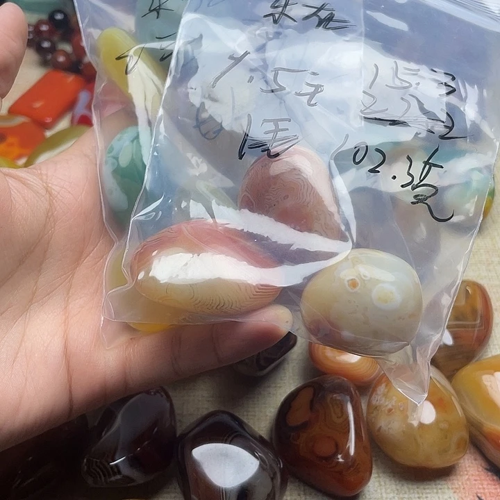 乐***中玛瑙/玉髓未镶嵌珠宝半成品