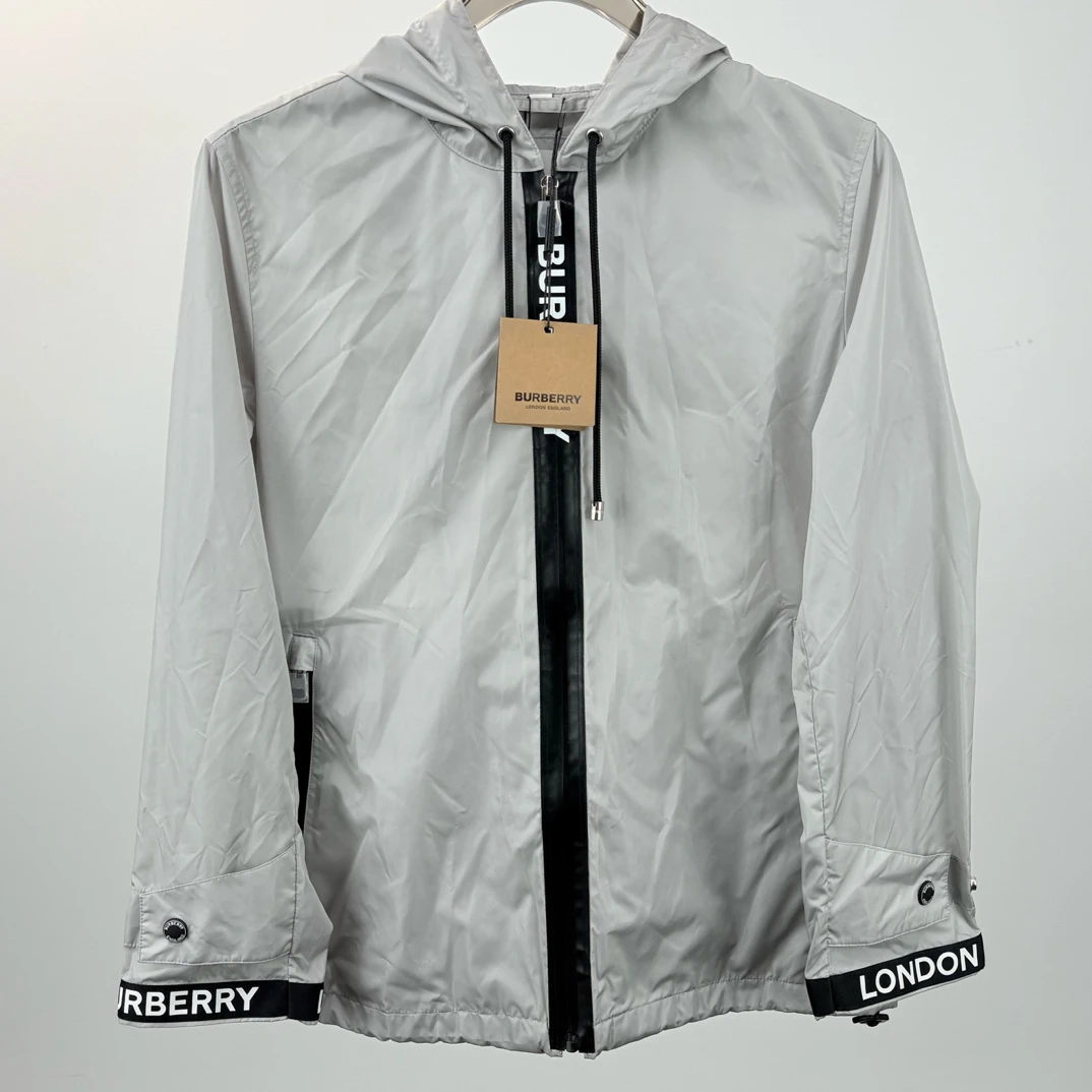 未使用 BURBERRY/博柏利 博柏利字母LOGO连帽外套UK6码13936