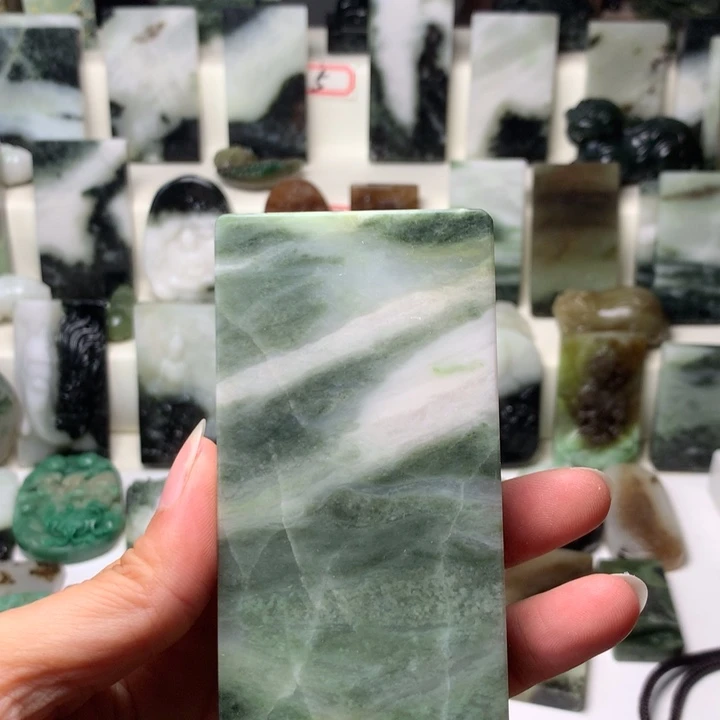 L***n独山玉未镶嵌颈饰