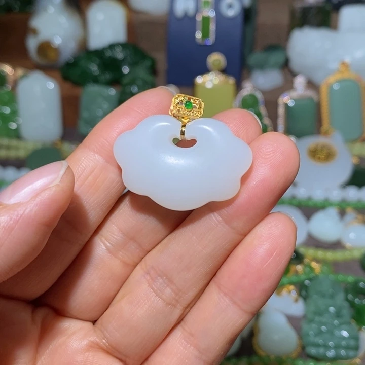 小***鱼和田玉（白玉）18K金镶嵌颈饰