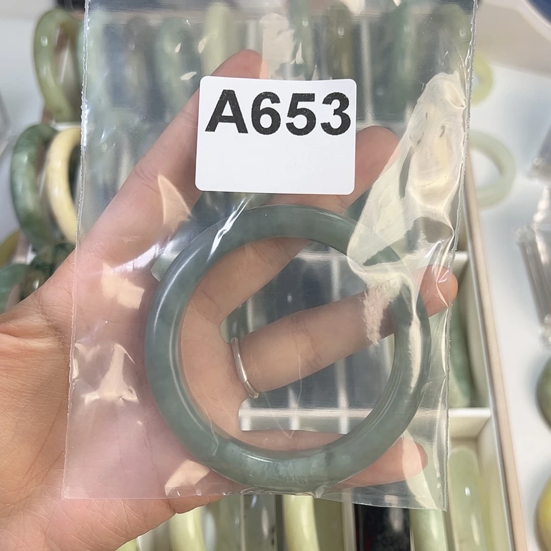 蛇纹石玉手镯未镶嵌六****?