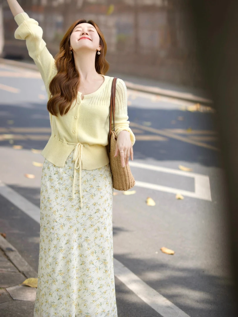 2025春季新款韩系穿搭黄色针织开衫女搭配碎花半身裙显瘦两件套潮