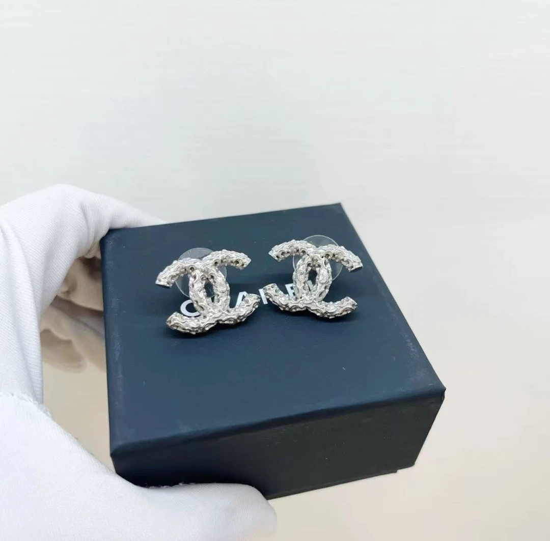 99新 Chanel/香奈儿 银色浮雕耳钉/99新/xm21223