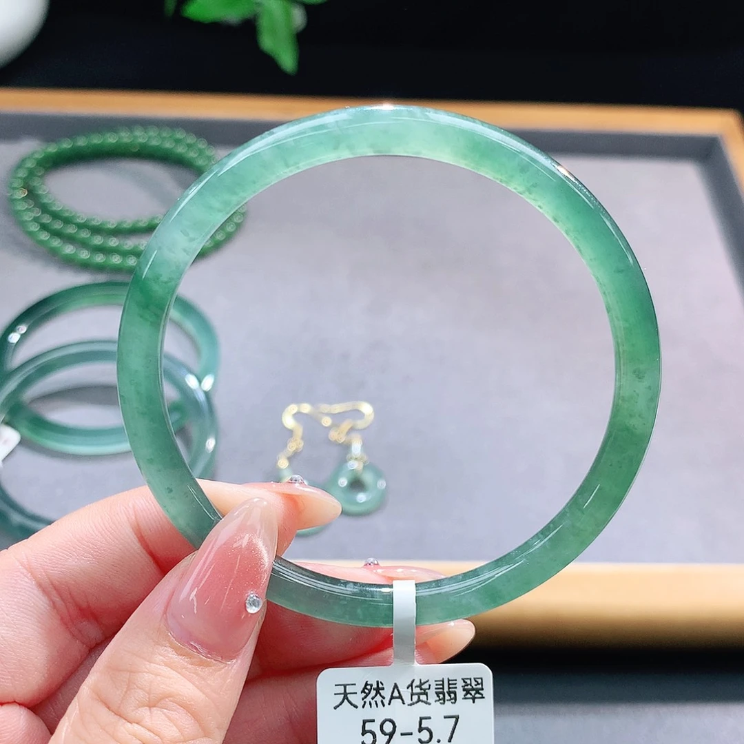 未镶嵌手镯（圆镯）翡翠