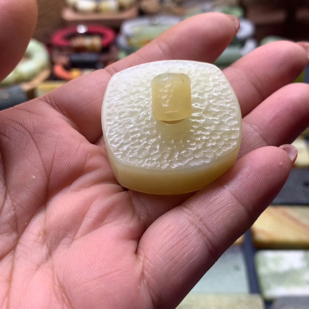 天***色蛇纹石玉合金颈饰
