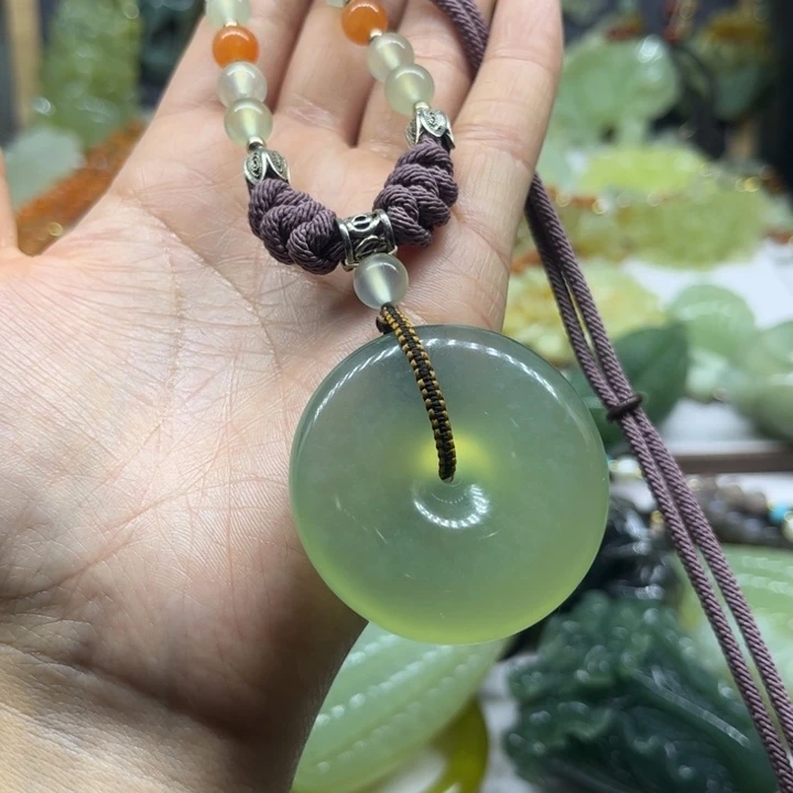 蛇纹石玉未镶嵌颈饰