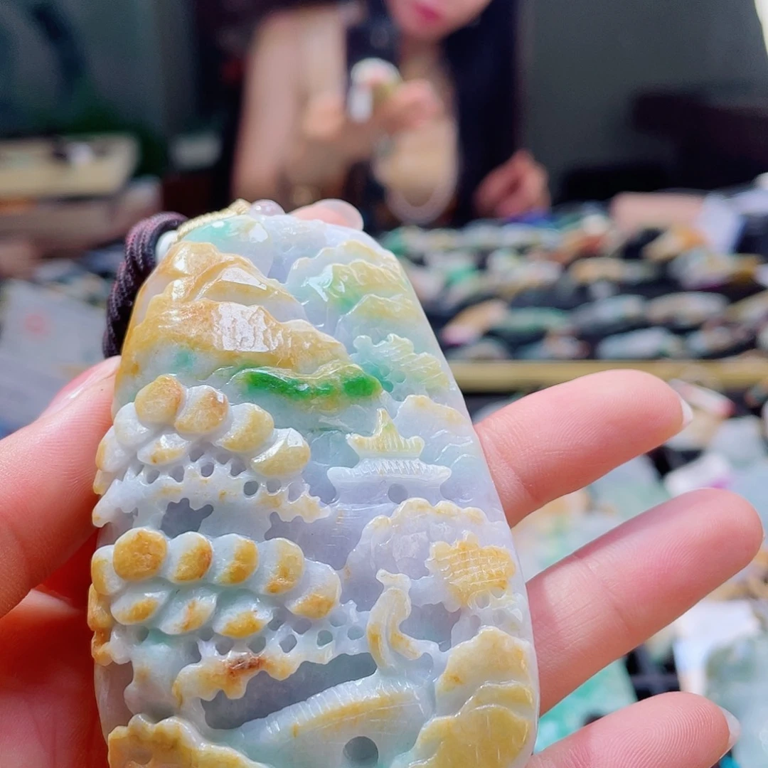 翡翠未镶嵌颈饰一个