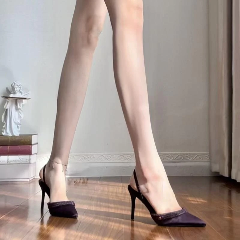 秋冬2025新款尖头紫色细跟高跟鞋女浅口水钻一字带绸缎半拖鞋凉拖