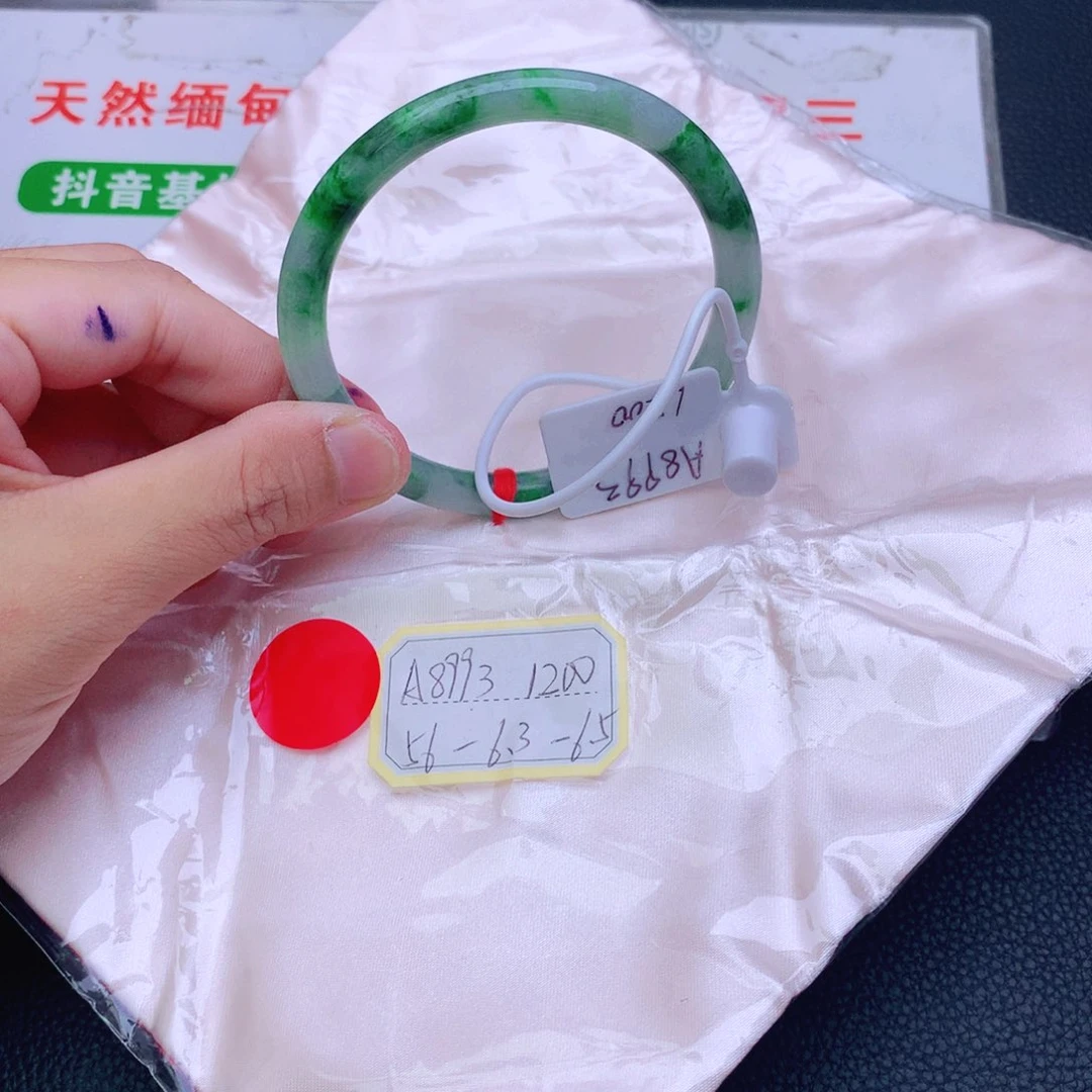 翡翠手镯未镶嵌翡翠