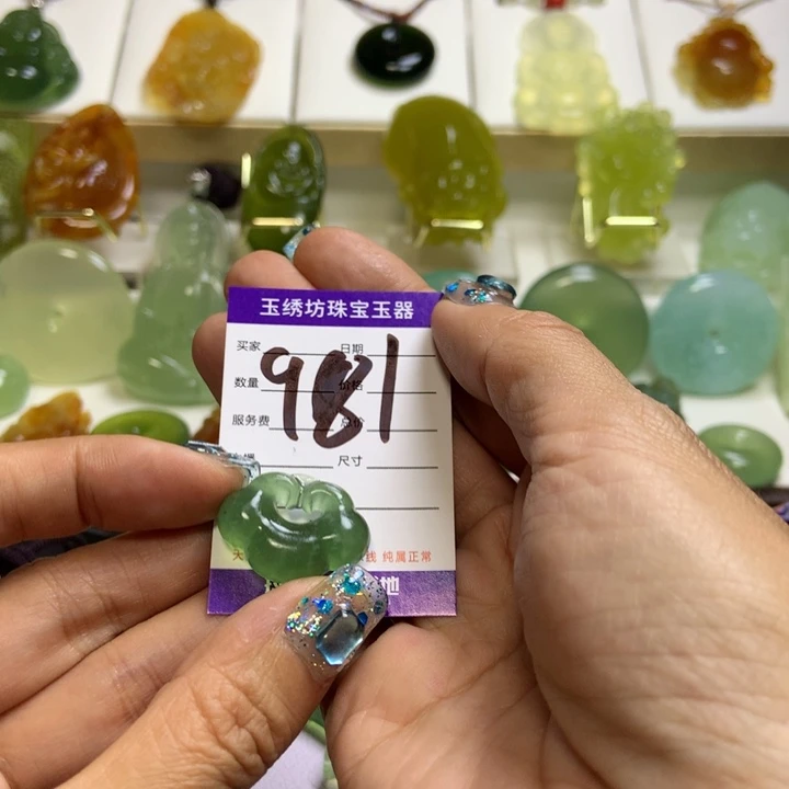 【闪购商品】蛇纹石玉未镶嵌颈饰娃****力