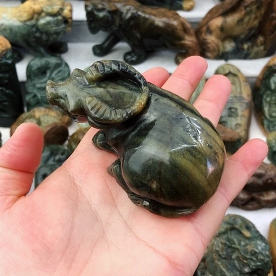未镶嵌岫岩河磨玉（透闪石质玉）把件