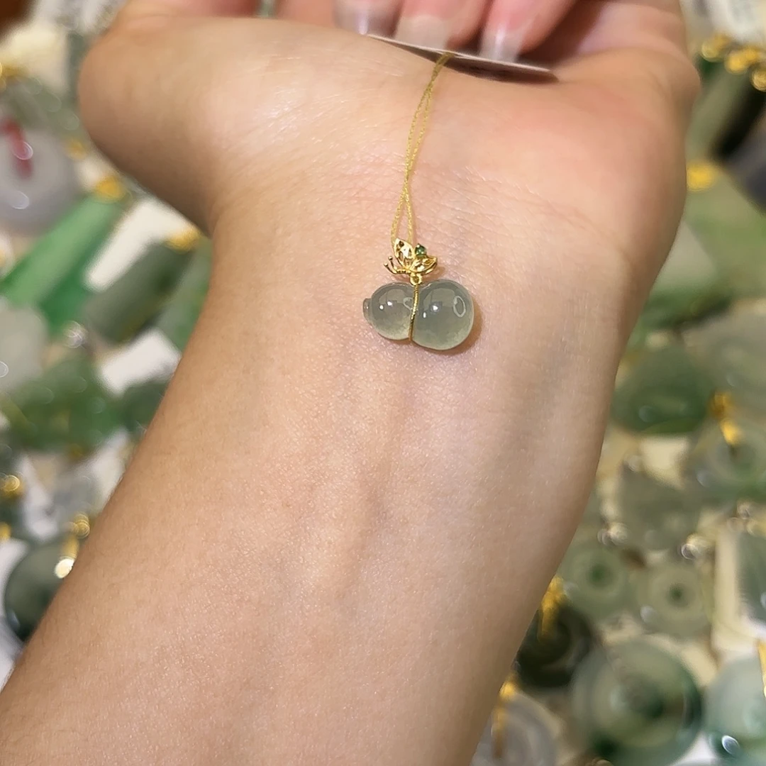 翡翠18K金镶嵌颈饰葫芦