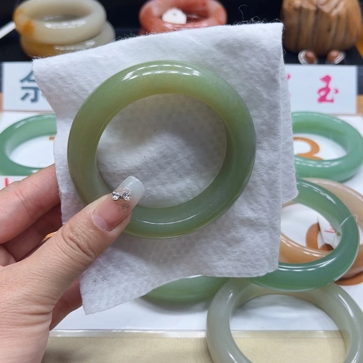 未镶嵌手镯石英质玉默*