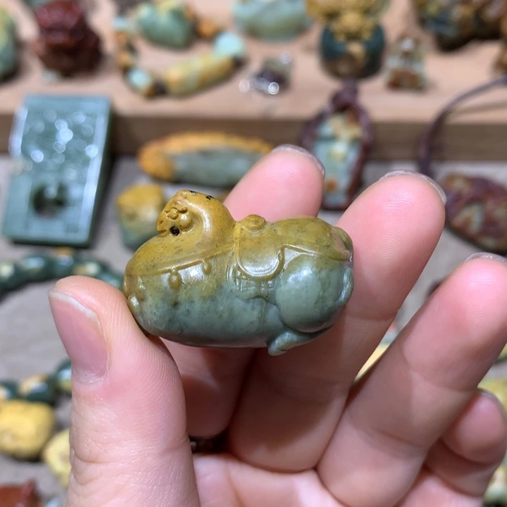 未镶嵌岫岩河磨玉（透闪石质玉）把件张*飞