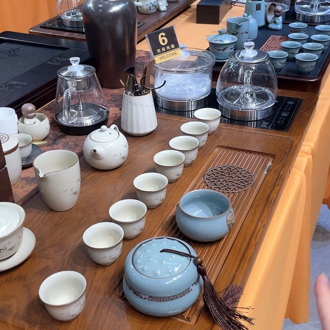 瓷片茶盘里还有个杯子里没有