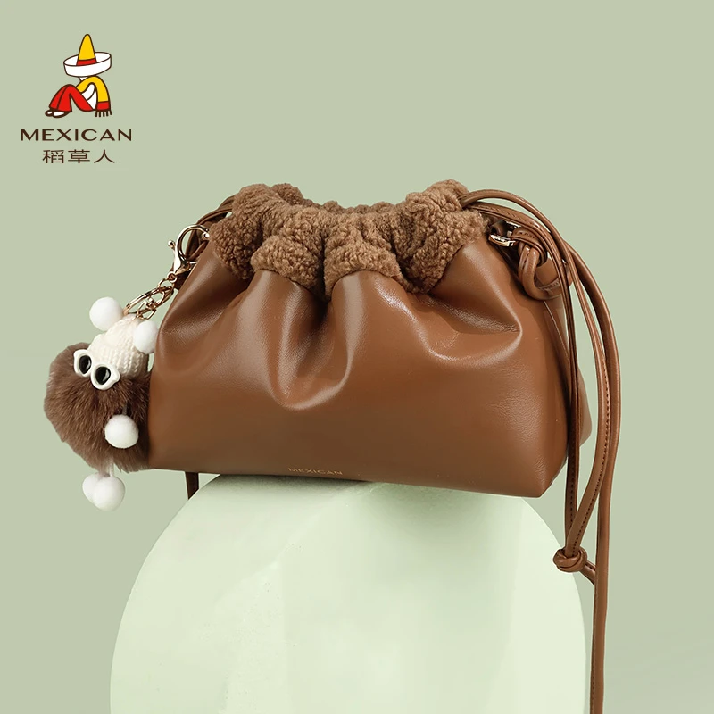 稻草人官方正品2025秋冬云朵抽绳水桶包包轻便时尚百搭毛茸茸女包