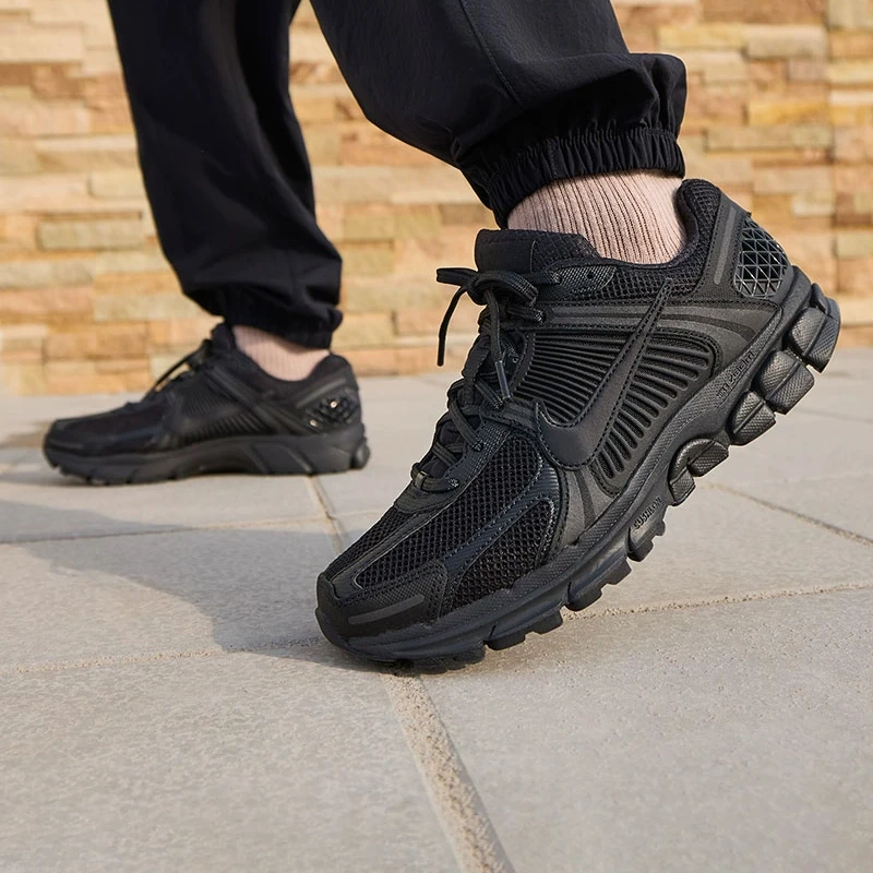 NIKE耐克 男鞋ZOOM VOMERO 5黑色缓震透气运动鞋跑步鞋 BV1358003