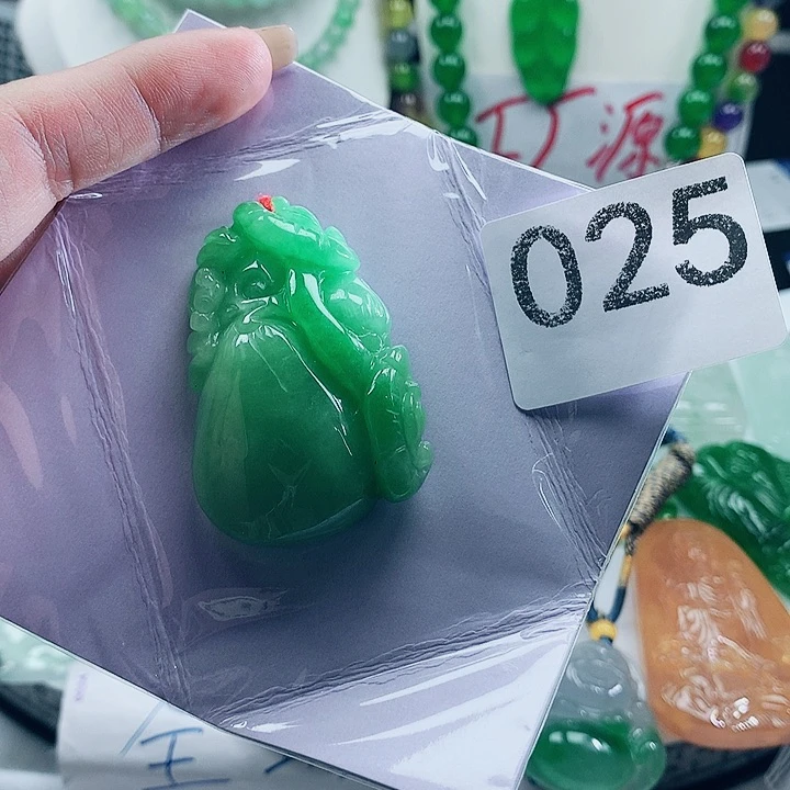 翡翠未镶嵌吊坠(赠链)