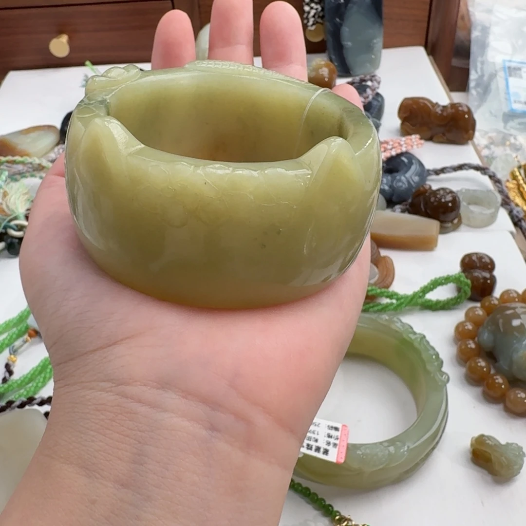 表***以颈饰未镶嵌和田玉