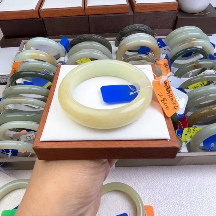 未镶嵌手镯和田玉七月