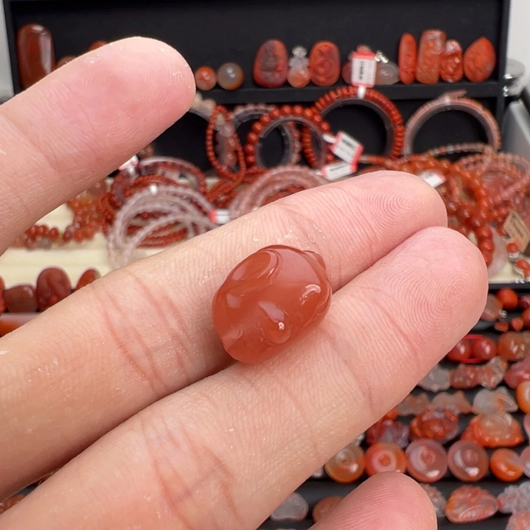 南红玛瑙未镶嵌颈饰趴趴兔