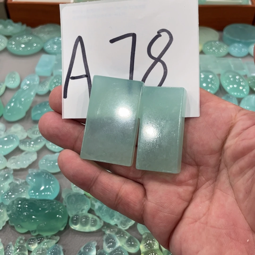 一***朵蛇纹石玉合金颈饰