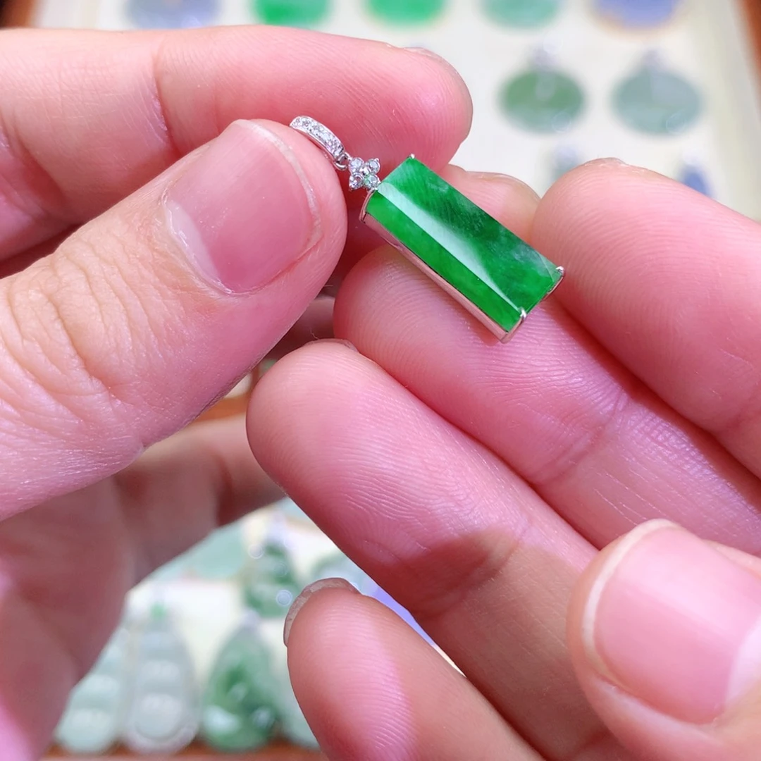 颈饰18K金镶嵌翡翠