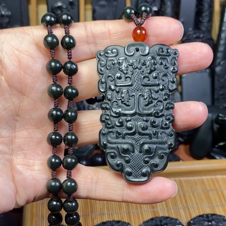 颈饰未镶嵌和田玉（青玉）