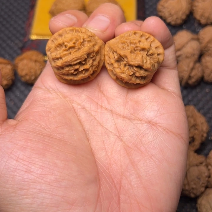 文玩核桃吊坠蝴蝶