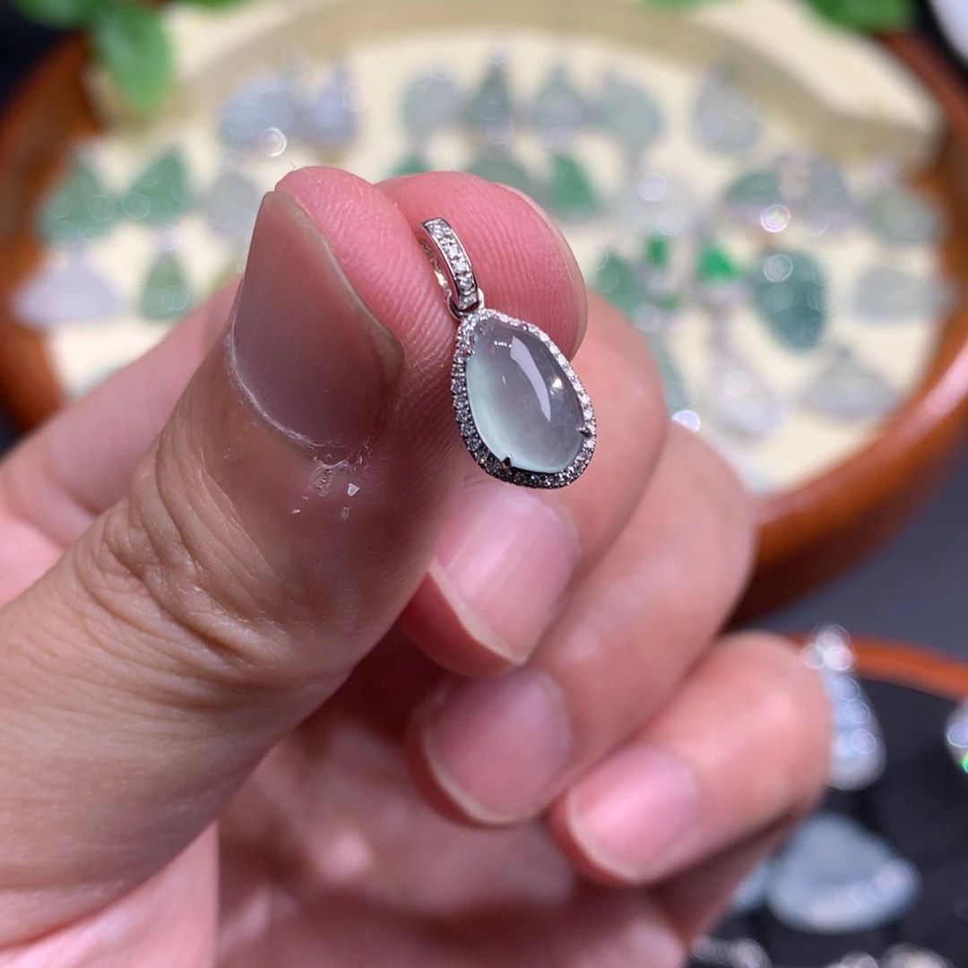 颈饰18K金镶嵌翡翠水滴
